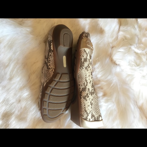 Flats - Picture 2 of 8